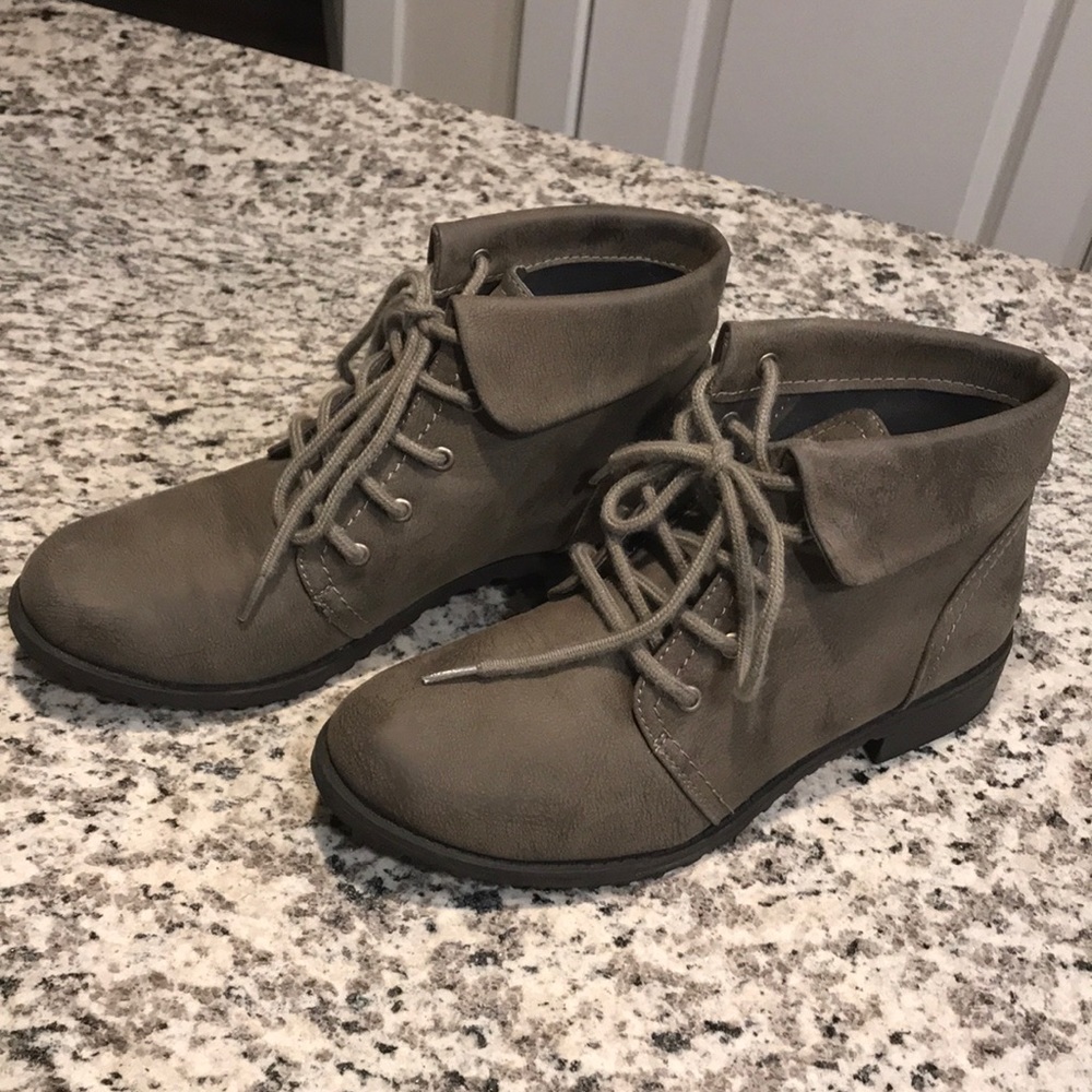 Cute grey suede ankle boots! 8.5! 😍😍